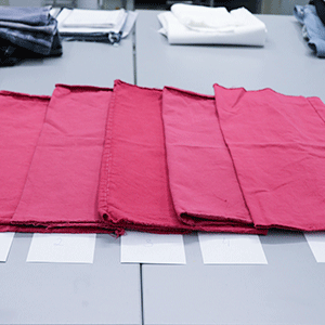 Textilanalyse roter Stoff – Laboranfragen bei CHT